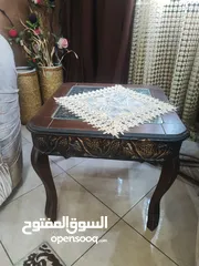  5 طقم كنب عدد 4 مع 5 طاولات خشب أنيق – بحالة ممتازة