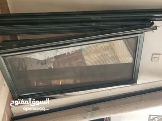  2 شباك المنيوم اسود مقطع خاص زجاج دبل لون عسلي مع كامل أغراضه الحلق والاباجور والرخام