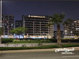  2 غرفه وصاله اول ساكن مفروشه بالكامل بنايه جديده كامله الخدمات في قلب دبي