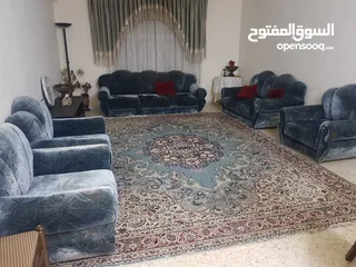  1 اثاث غرفة معيشة مع السجادة والستارة