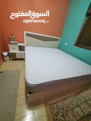  6 تحت مجوز 200*180 مع فرشة طبية مع 2 كومادينا وتواليت مع جرار وخزانة تحته ومرآة