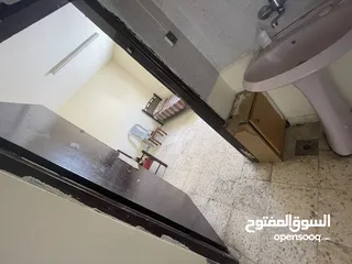  2 غرفة للإيجار تتسع لشخصين مفروشة جزئيا درج بدون أصانصيل في أم الشرايط