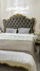  1 سرير لشخصين مع كومدينه وغرفة ملابس كامله مع تسريحه