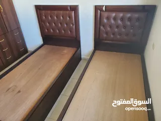  8 تختين مفرد خشب مع لوح خشبي بحاله الوكاله