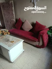  6 طقم كنب 8 مقاعد بحاله جيده مع البرادي مع طاوله لون ابيض وطاوله رخام بالإضافة إلى ديكور شاشه