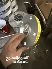  4 فلنجات جميع أنواع السيارات وسبيسرات وبراغي وسومين جيرمين