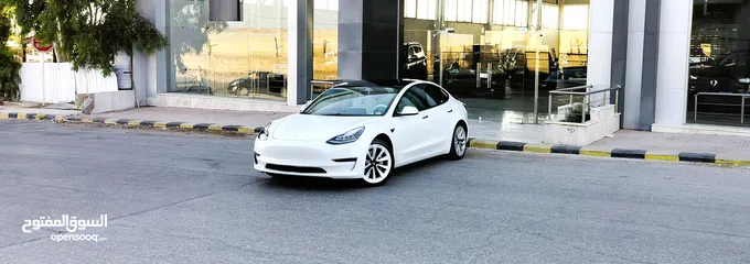  3 تيسلا 2021 model 3 فحص كامل 4 جـيـد فرش ابيض جنط 19بحالة الوكالة لون مميز للبيع بسعر لقطة ومحروووق