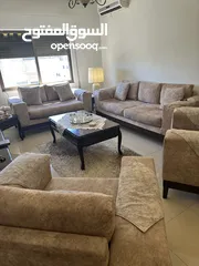  1 غرفة جلوس كاملة بحالة جيده جدا طقم كنب مريح وعملي وخاصة للاطفال مساحة عريضة للجلوس سهل الفك والغسيل