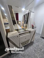  5 غرفة نوم ماستر زجاج برم وشطف كامل ملحق إضافي معاه فضيه وبنش تخزين خشب لاتيه كامل إنارة كاملة