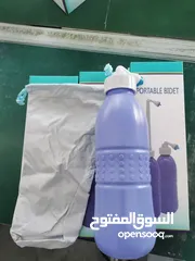  1 شطاف  بشكل زجاجة محمولة للسفر، شطاف يدوي، مزود ببخاخ ماء، بلون ازرق
