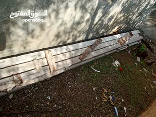  1 صقايل حديد عدد ثمانيه مع وشاحتهن وصقايل خشب عدد 2
