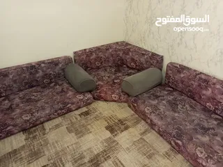  1 فرش عربي بحالة جيدة