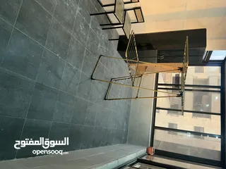  9 شقة مع روف مفصول تماما - اشتريها وخلي الروف يدفع ثمنها