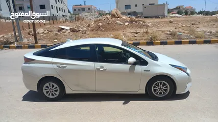  26 تويوتا بريوس لون ابيض لؤلؤي فحص 3 جيد بسعر مغري قابل للبدل