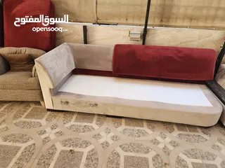  3 طقم كنب جلوس نوع زاوية  يكون من قطعتين بلونين خمري وبيج