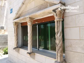 2 شبابيك المنيوم و ابواب و تراس خارجي وأبواب خشب داخليه وخارجية وأبواب حديد  رئيسية..