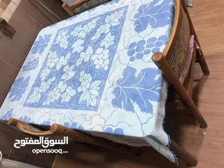  4 طاولة سفره مع خمس كراسي