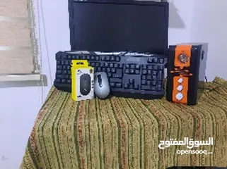  3 شاشه كمبيوتر مع كيبورد وماوس وسماعات بسعر مغري