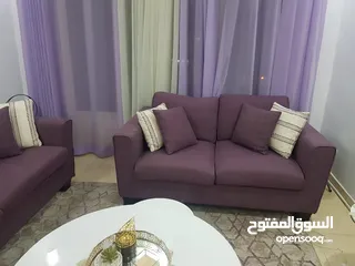  2 طقم كنب وطاوله وسط للبيع بحاله جيده