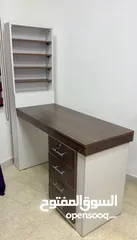  1 طاولة مكتب أنيقة وعملية للبيع