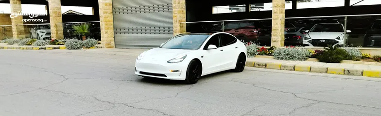  4 تيسلا 2022 model 3 فحص كامل 4 جـــيـــد بدون ملاحظات بودي (كرت ابيض) بحالة الوكالة بسعر لقطة ومحرووق