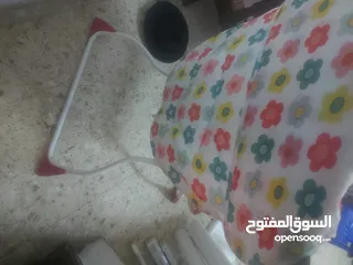  2 سحسيلة اطفال وكارسيت ومقعد طعام بحالة جيدة جدا بسعر مغري