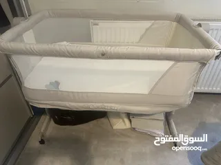  1 سرير اطفال مع ناموسية