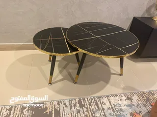  6 طقم كنب مع طاوله بحاله الجديد مع طاولتين Sofa like new with 2 tables