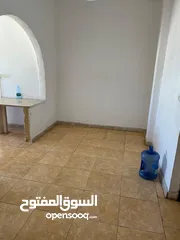  3 شقه غرفه وصاله وحمام ومطبخ .طابق رابع .صيانه حديثه. الشقه خلف فندق القدس تماما عماره المهند،