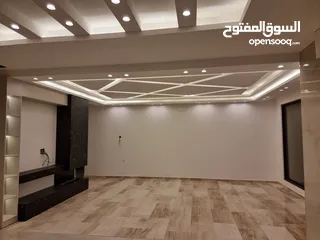  7 بالاقساط بتشطيب فندقي 220 متر باطلاله مميزة في ديرغبار النوابلسة مطلة على عبدون و طريق المطار