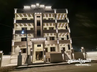 7 شقه فخمه طابق ارضي205م مدخل خاص وكراج وساحه للبيع على شارع البترا شرق اربد مول قراند