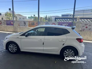  3 سيات ابيزا   ستايل (مش اكسنلس  ) 2019  لون ابيض للبيع فرش اسود  جلد استعمال نظيف و عداد حقيقي