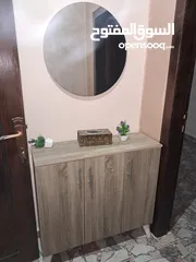  2 موجود خزانه مع مراي وطاوله مع اربع كراسي