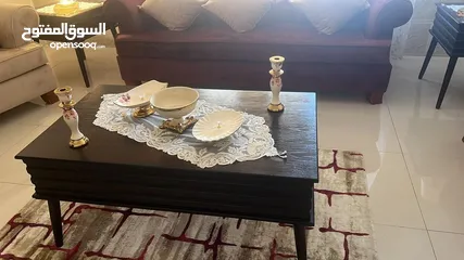 2 طقم غرفه جلوس من 7 مقاعد بالإضافه إلى طاولات وسط وسجاده