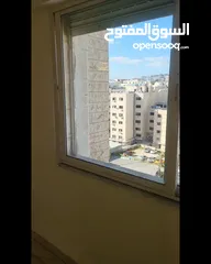  4 شقة سكنية طابق رابع بحالة ممتازة مجددة بالكامل للايجار السنوي بشارع الجاردنز بجانب جميع الخدمات