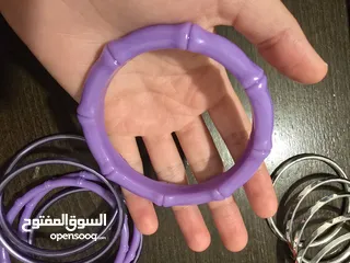  4 اساور بلاستيك بنفسجي، وفضي عدد 15