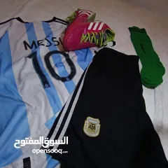  1 شوز كرة قدم اديداس و جرابات + طقم ميسي الارجنتين هدية بسعر مفري