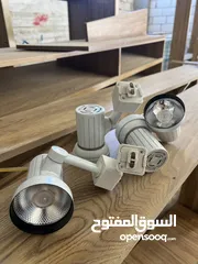 1 كشافات موجهه لمحلات تجاريه او مطاعم او محلات اكسسوارات