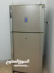  1 ثلاجه شارب بحاله الوكاله فوق تحت