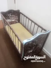  1 تخت اطفال نضيف وقديم