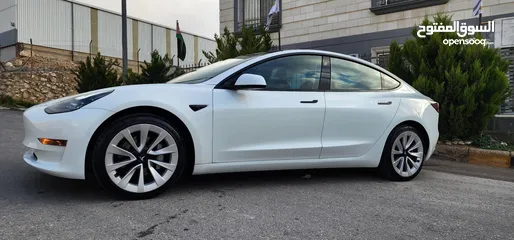  5 Tesla Model 3 -