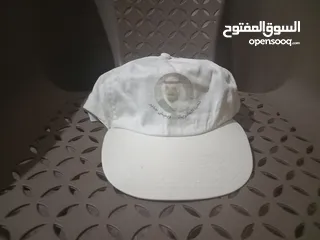 1 كاب قبعة تذكارية قديمة جدا تعود للثمانينات  عليها صورة أمير الكويت