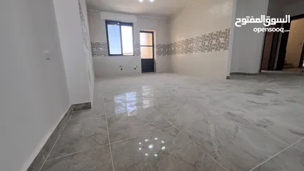  11 شقق طابقيه ارضيه  جديده فاخره في الزرقاء الجديده شارع الونك ( الكرامه )