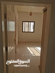  15 للبيع منزل طابقين 5 غرف في الخوض قريب جامع محمد بن عمير مؤجر بعقد 3 سنوات ب 300ريال