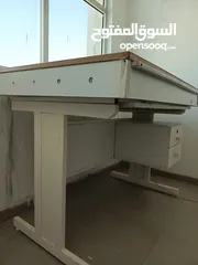  9 مرسم و طاولة شف (حجم كبير بقياس 130سم x 85 سم) لجميع الاغراض الهندسية.