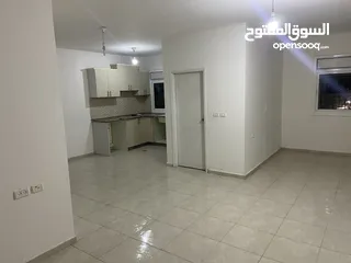 1 شقة للاجار عند مدخل الدفاع المدني بالقرب من سوبرماركت ابو غربية