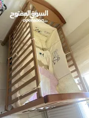  2 سرير طفل و كرسي اكل
