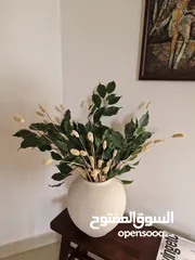  1 Artificial green leaves and dry grass stems