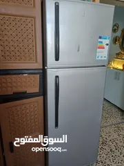  1 ثلاجة بحالة ممتازة لون سلفر نظيفة وخزانة سامبا عدد 2حجم صغير وحجم كبير