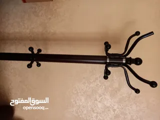  1 علاقة ملابس لون بني محروق قاعدتها رخام ثقيلة